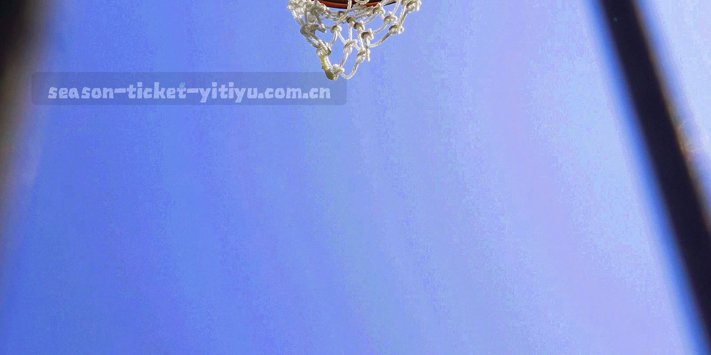 从看台视角望向草坪，远端灯架与跑道线隐入夜色，画面呈低角度透视