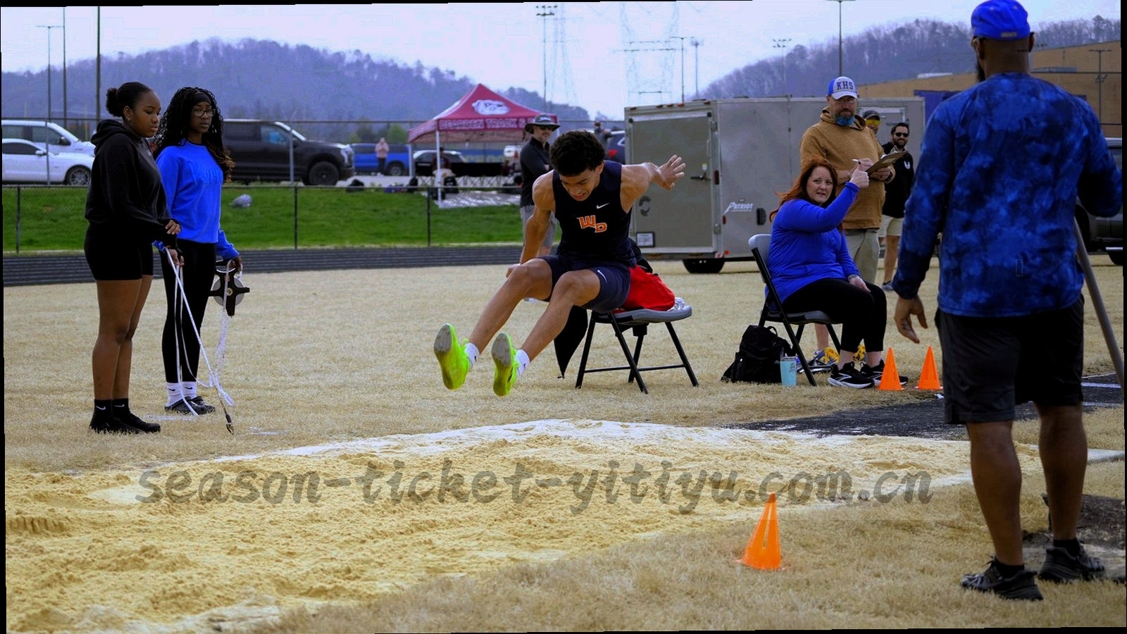 俯瞰视角的夜间球场，灯带沿边线排布，看台呈环形对称，画面中没有人物特写