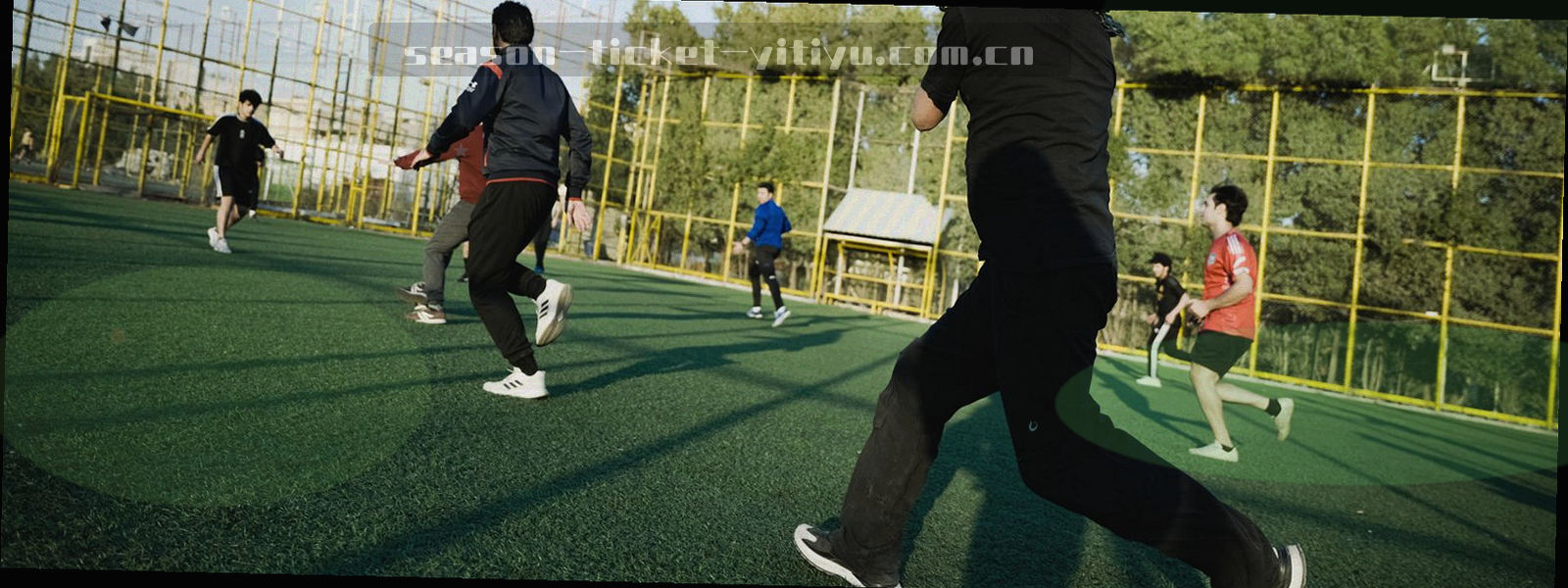 抽象线条与圆点构成的数据流向示意，节点之间以细线连接，配色为深场蓝、场地绿与奶油纸，不含文字与人像